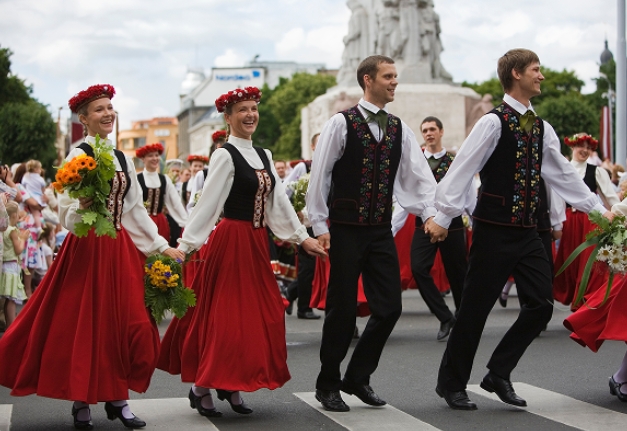 Traditionelle lettische Volkstänzer treten während eines der saisonalen Festivals des Landes auf, einem Höhepunkt der baltischen Kultur und Traditionen.